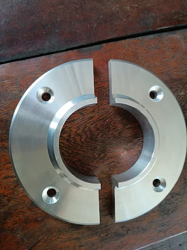 Flange bipartida usinada em metal