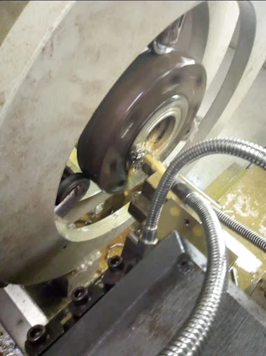 Peça em processo de usinagem na máquina